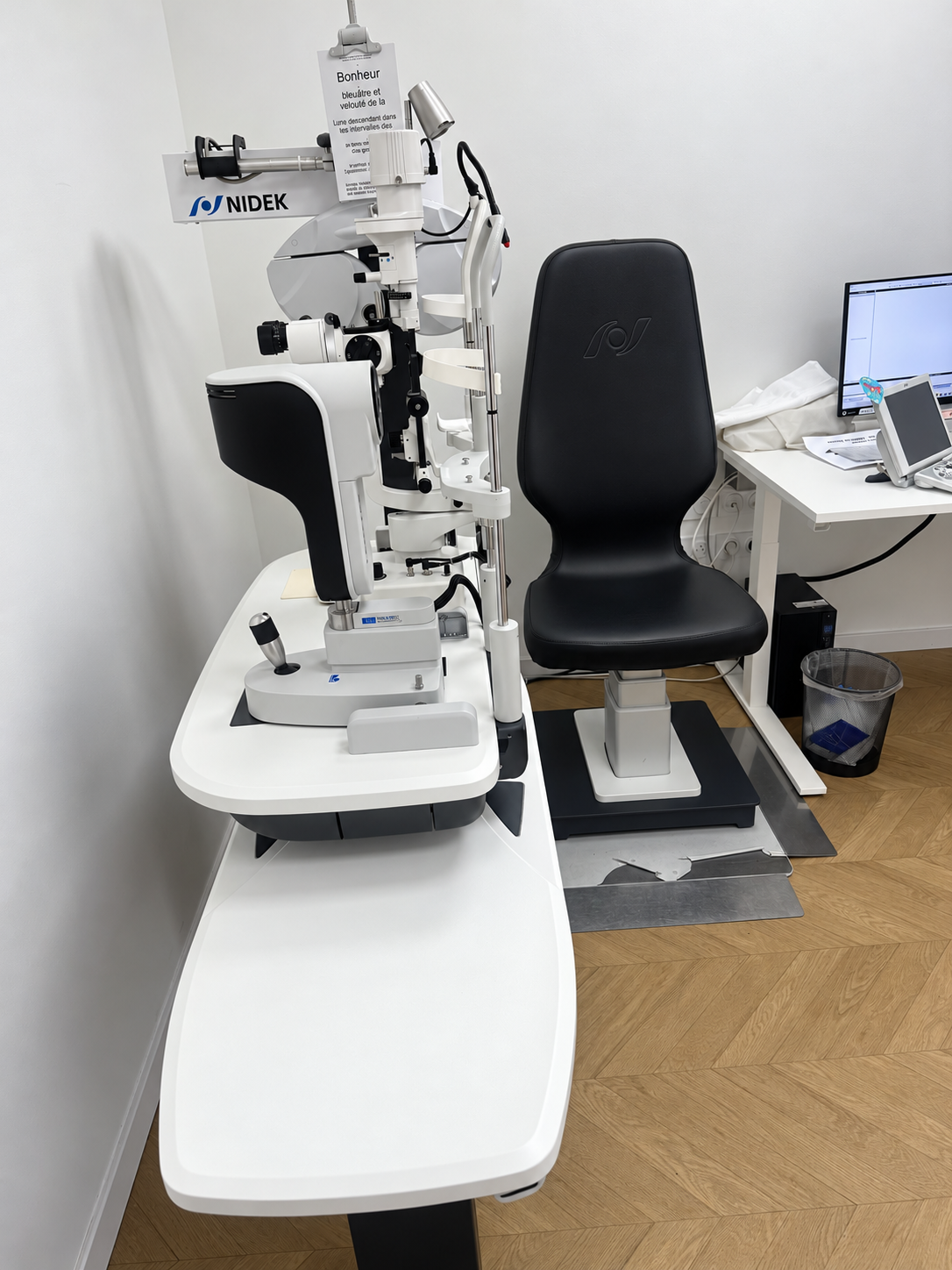 Équipe médicale pendant une intervention ophtalmologique, photographie illustrative